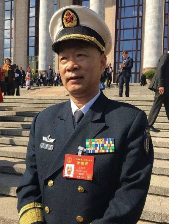 海军少将王维明:加大南海巡逻力度 逢舰必跟来机必拦