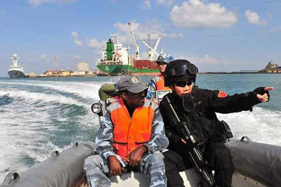 资料图:中国海军与吉布提海军海上联合警戒巡逻。