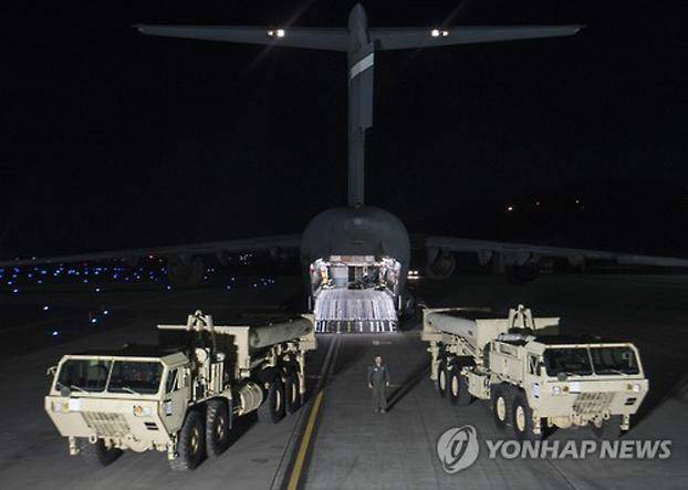 资料图:萨德的部分装备空运抵达驻韩美军乌山基地