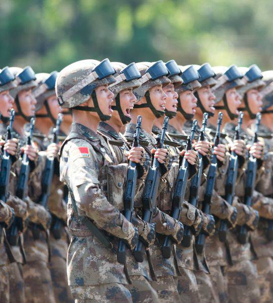 2015年9月3日,中国人民抗日战争暨世界反法西斯战争胜利70周年纪念大会在北京隆重举行。这是受阅战士通过天安门广场。新华社记者 刘潺 摄