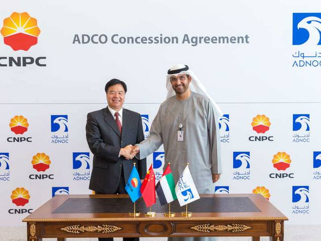 ��ʯ���������밢�����ȹ���ʯ�͹�˾��ADNOC��CEO�ֱ���ǩԼ