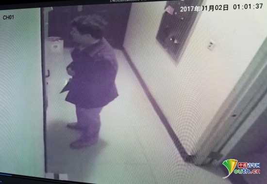 Ů������ĳ���ſڼ�ػ���