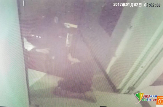 Ů������ĳ���ſڼ�ػ��棬��ĳ�¹�