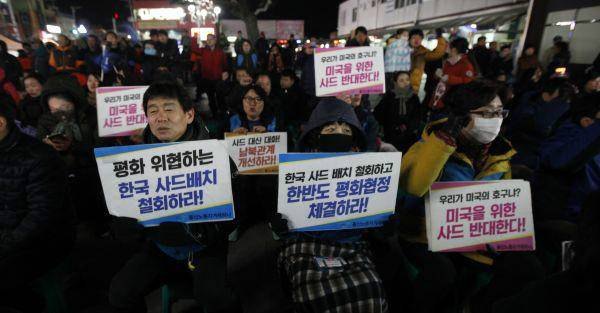 3月8日,“萨德”部署地民众举行抗议集会。新华社发