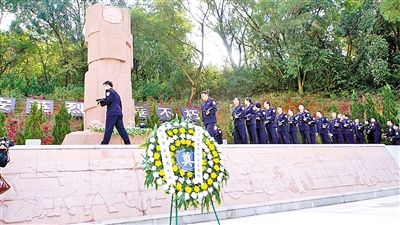 数百公安干警清明前夕祭奠缅怀公安英烈