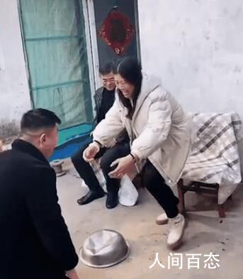 磕头拜年把脸盆磕瘪 视频在网络上走红逗乐了不少人
