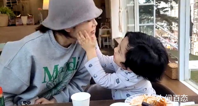蔡琳公开儿子容貌 乖巧的模样十分可爱