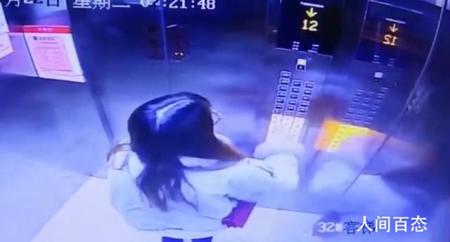 电梯骤降教科书式逃生 电梯门被砸坏所幸女子未受伤