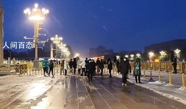 天安门国旗护卫队雪中升旗 致敬中国军人天天升国旗