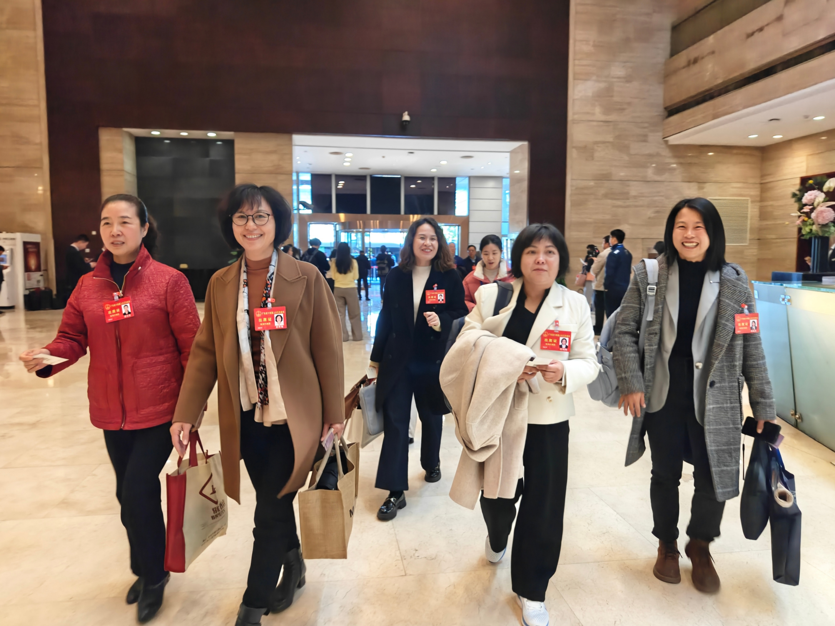 1月13日上午,出席广东省十四届人大三次会议的省人大代表陆续抵达驻地。人民网 王雅蝶摄