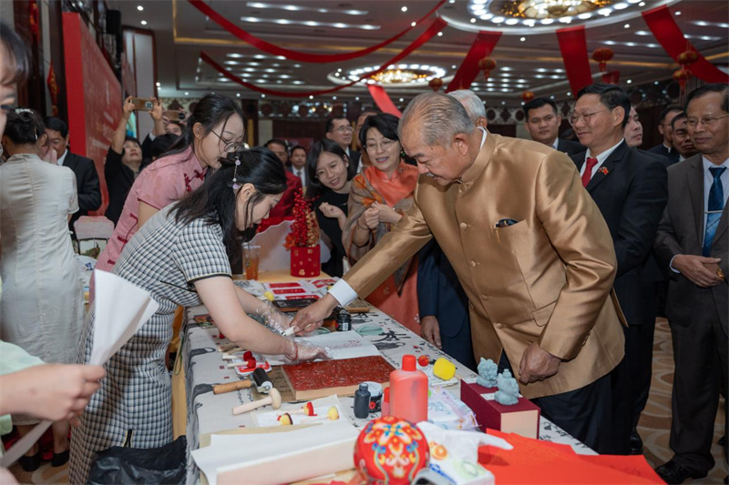 活动现场,嘉宾参与中国传统文化体验活动。中国驻老挝大使馆供图