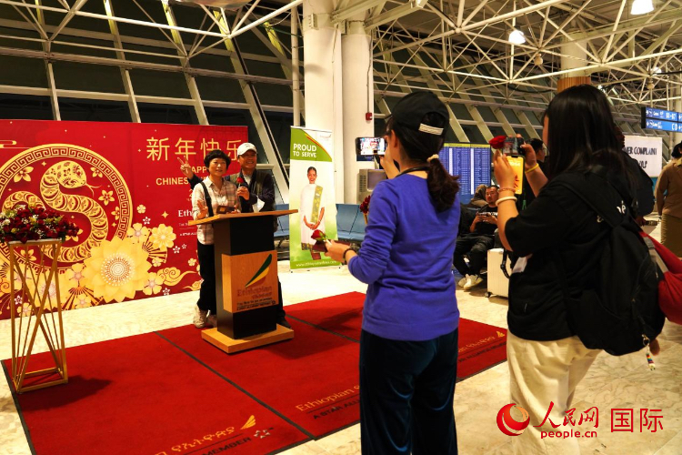 在埃塞航空春节庆祝活动现场,即将回国的一对中国夫妇在合影留念。人民网记者 黄炜鑫摄