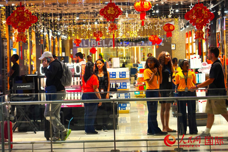 在机场的一家商店,红灯高挂。人民网记者 黄炜鑫摄