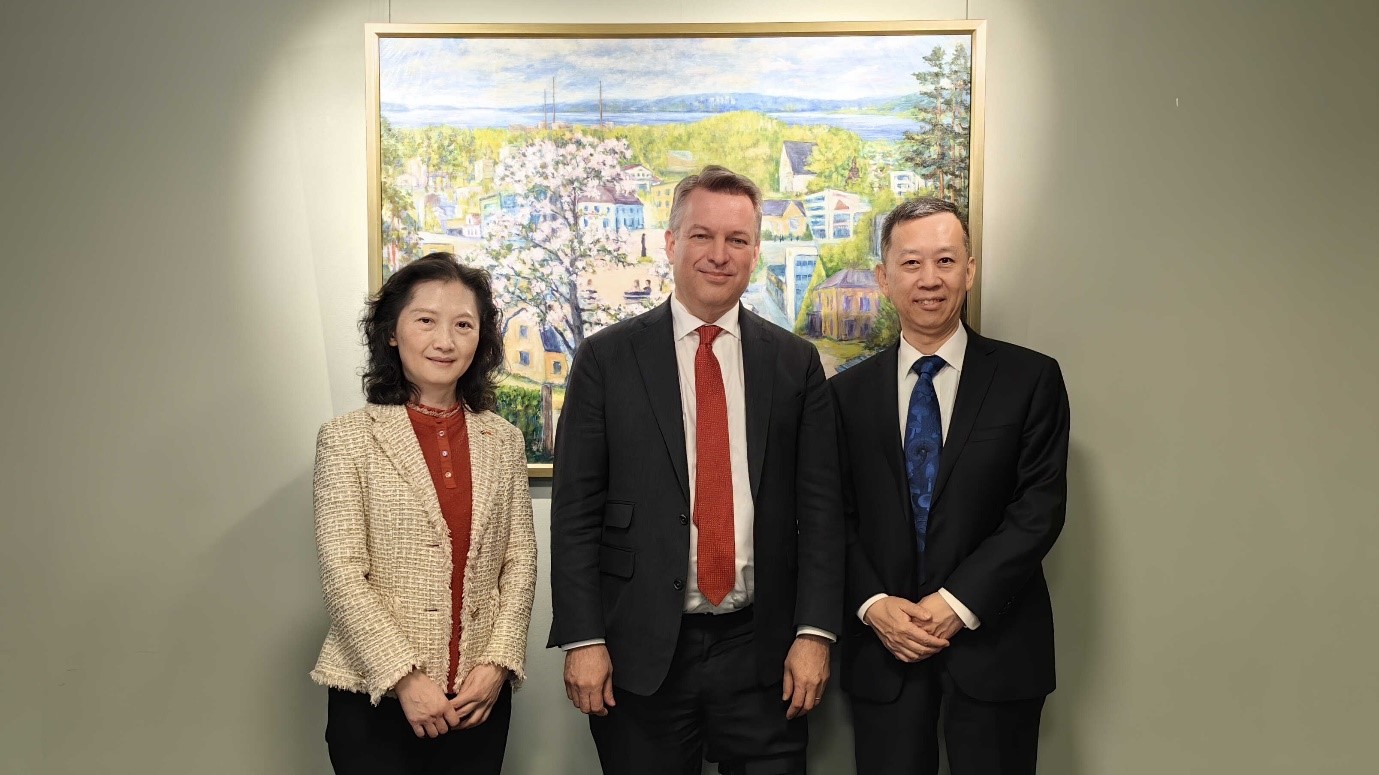 中国驻瑞典大使崔爱民(右)会见瑞典利丁厄市市长凯伦福斯(中)。 中国驻瑞典大使馆供图