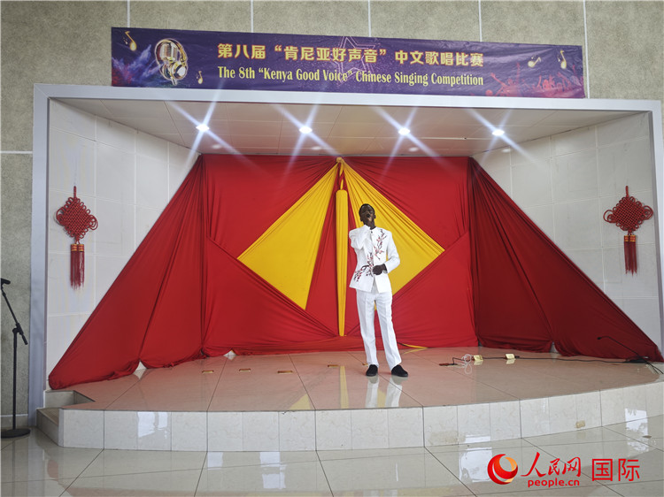 约翰·马克·希贝罗在演唱《爱如潮水》。人民网记者 黄炜鑫摄