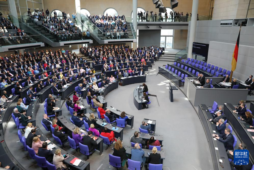 3月25日,在德国柏林,新一届德国联邦议院成立并召开首次全体会议。新华社记者 杜哲宇 摄