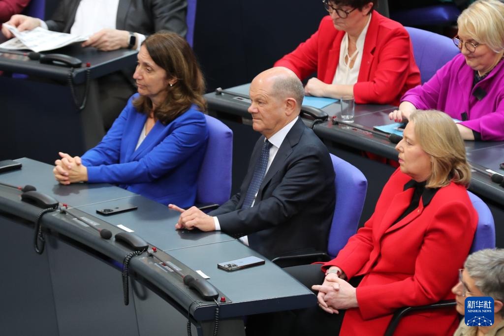3月25日,在德国柏林,朔尔茨(中)出席新一届德国联邦议院首次全体会议。新华社记者 杜哲宇 摄
