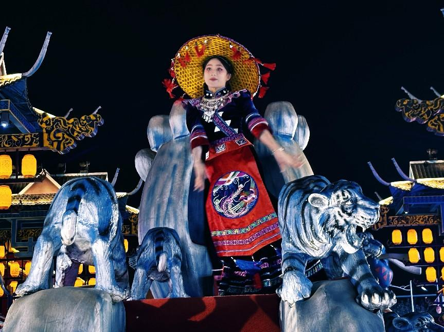 “广旅·南宁之夜”文旅步行街展现浓郁民族魅力。人民网记者 许维娜摄
