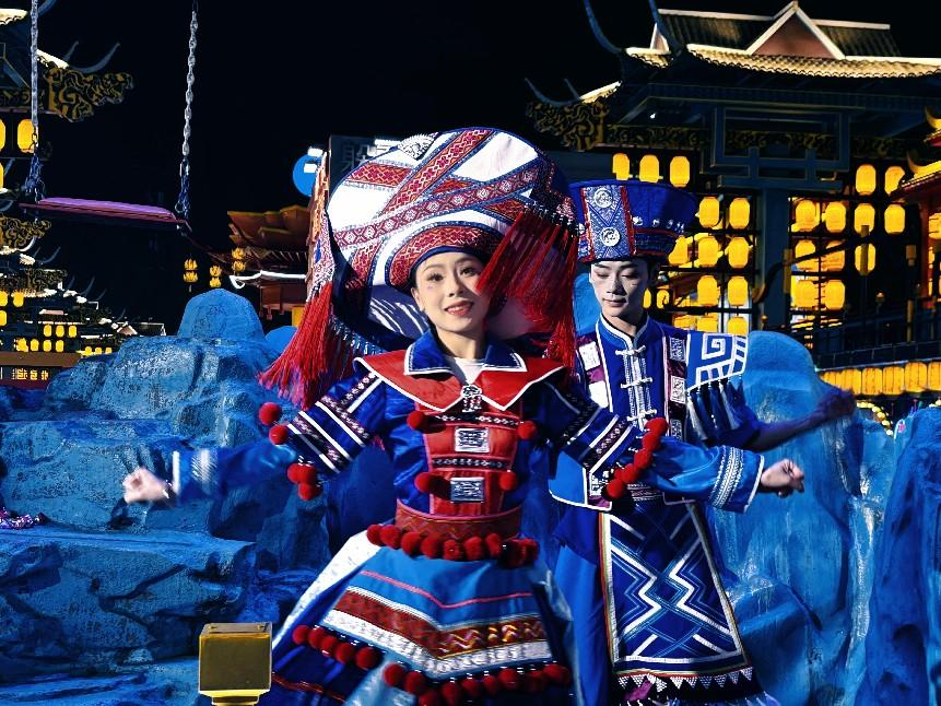 “广旅·南宁之夜”文旅步行街现场民族风情演艺。人民网记者 许维娜摄