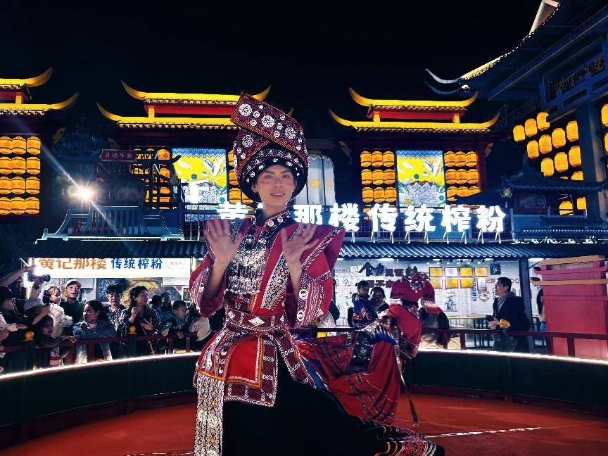 “广旅·南宁之夜”文旅步行街街头舞者身着壮族特色服饰表演。人民网记者 许维娜摄