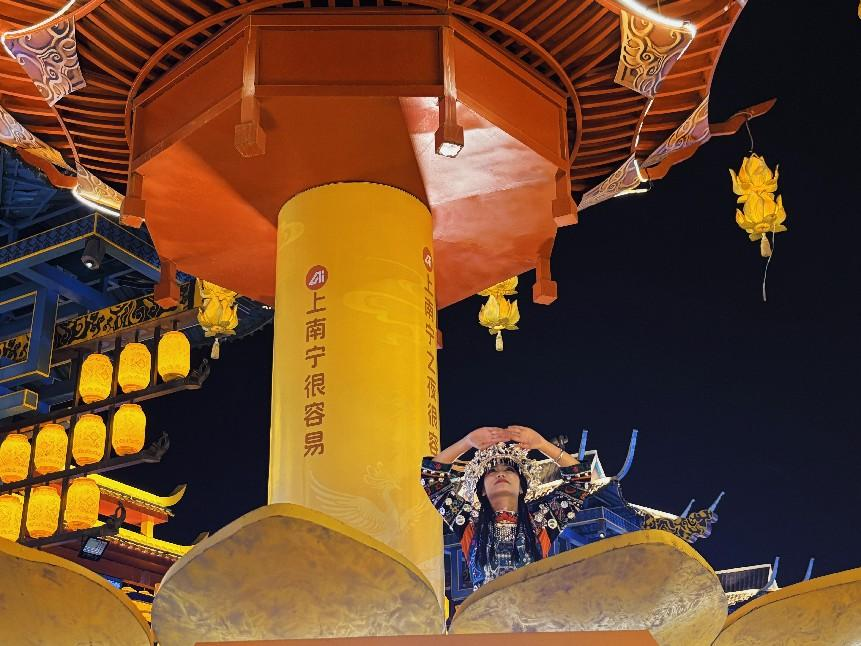 “广旅·南宁之夜”文旅步行街打造特色沉浸式场景。人民网记者 许维娜摄