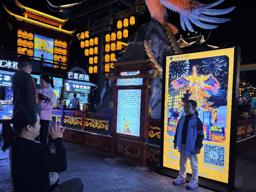 “广旅·南宁之夜”文旅步行街AI元素随处可见。人民网记者 许维娜摄