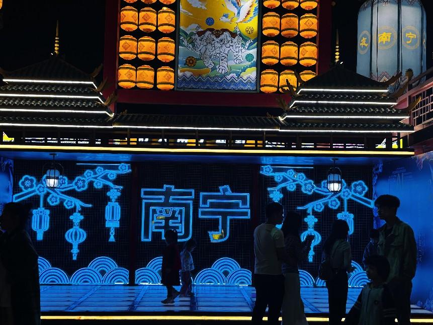 “广旅·南宁之夜”文旅步行街吸引游客互动体验。人民网记者 许维娜摄