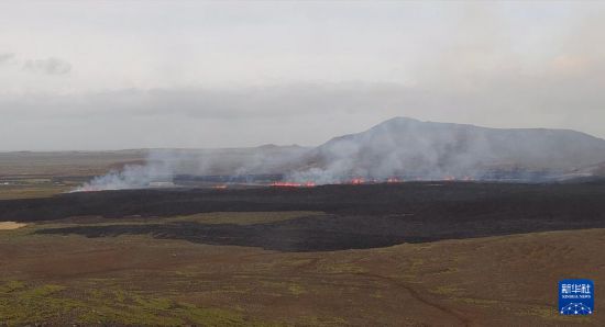 这是4月1日在冰岛雷恰角半岛松兹努克火山地带拍摄的喷发的火山。新华社发(冰岛气象局供图)