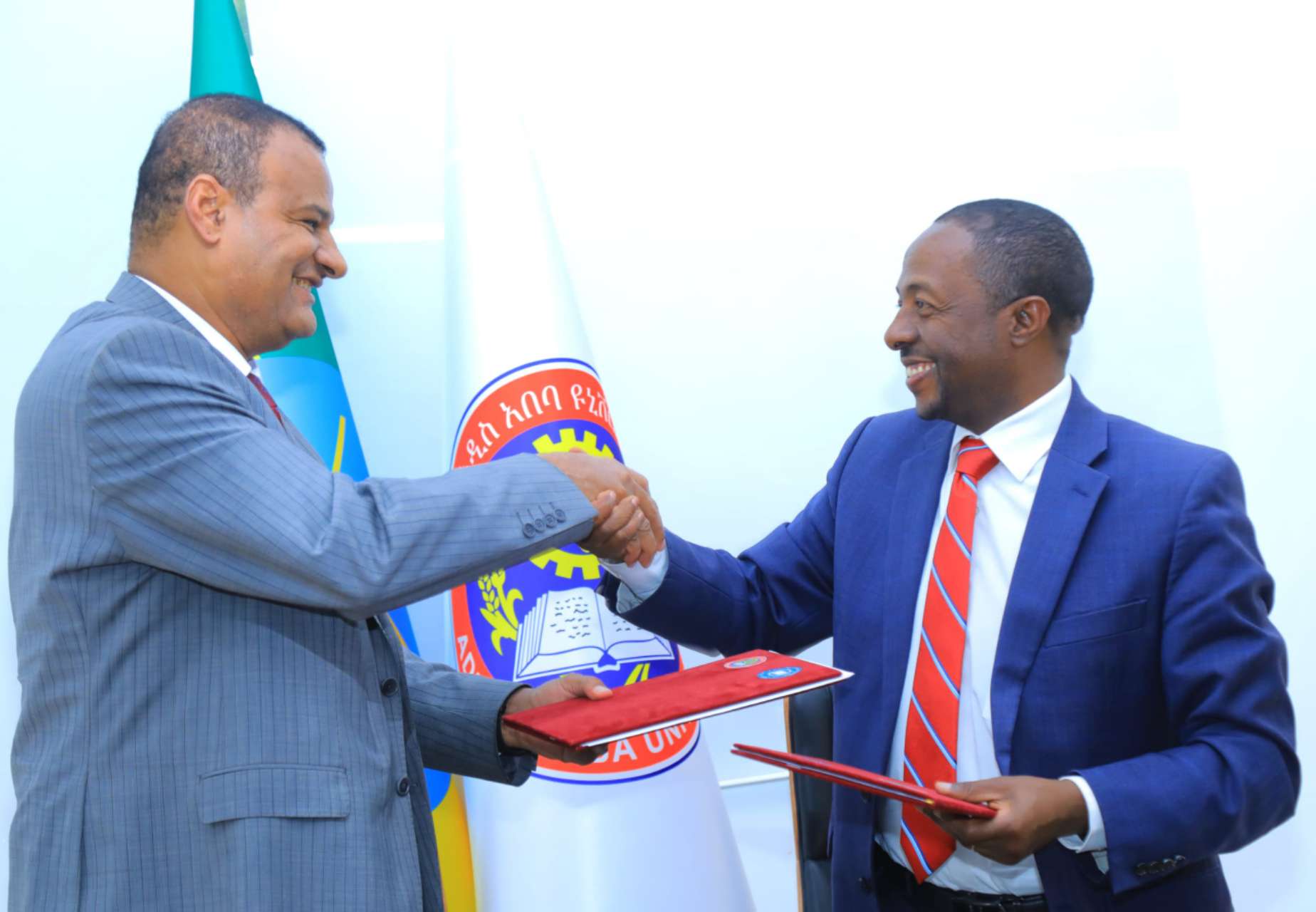 图为埃塞俄比亚亚的斯亚贝巴大学与埃塞奥罗米亚州教育局签署合作备忘录。埃塞俄比亚奥罗米亚州教育局供图。