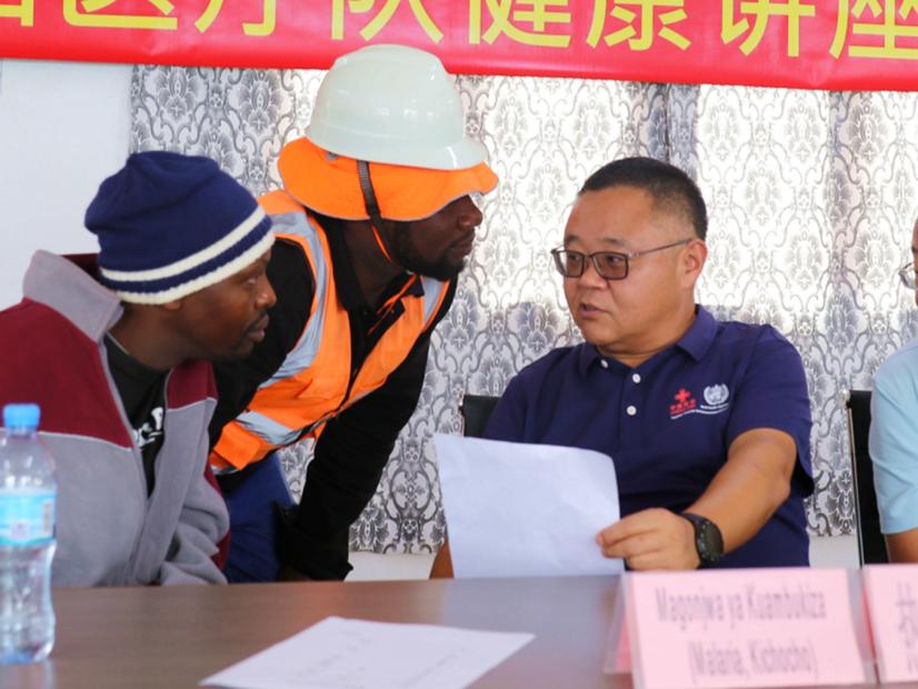 中国医疗卫生专家开展健康教育咨询。施亮摄