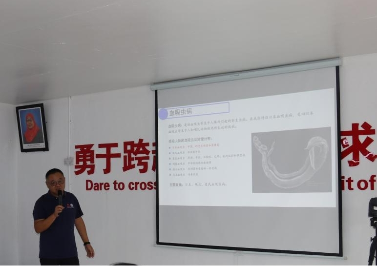中国医疗卫生专家开展热带病防治讲座。施亮摄