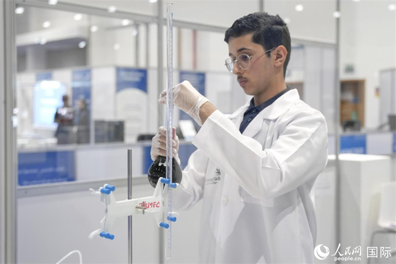 选手操作实验仪器。人民网 塔里克·易卜拉欣摄