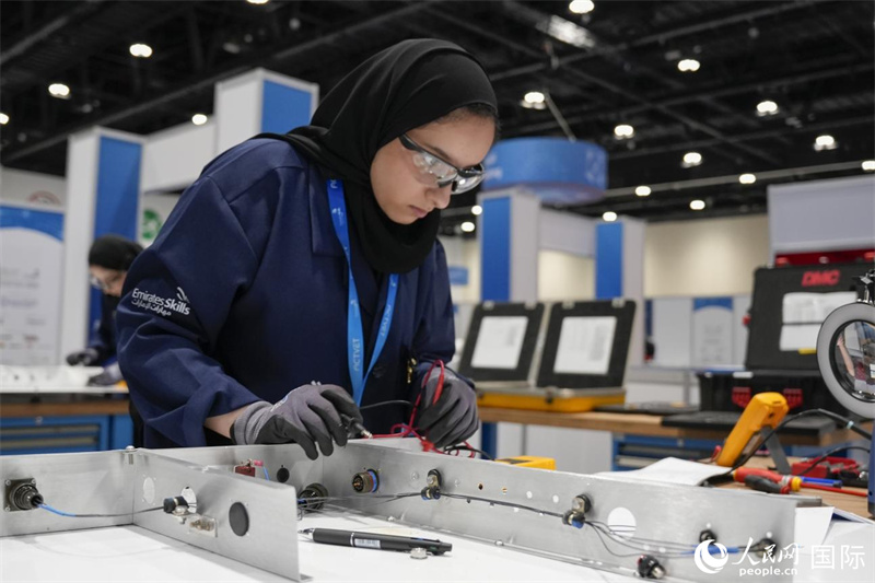 一名选手在进行电子布线。人民网 塔里克·易卜拉欣摄