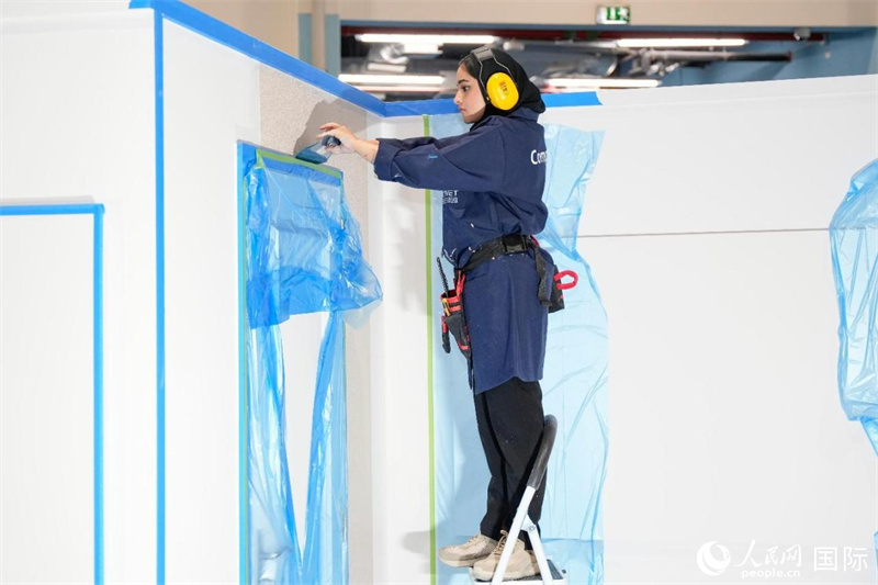 一名选手在刷墙。人民网 塔里克·易卜拉欣摄