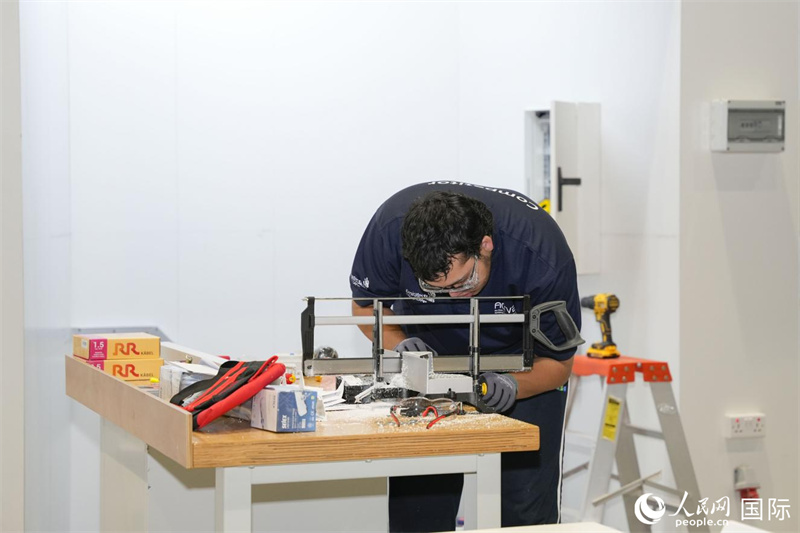 一位选手在进行机械加工。人民网 塔里克·易卜拉欣摄