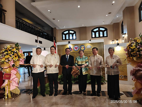 中国驻菲律宾大使黄溪连与菲律宾候任外长拉扎罗共同出席庆祝中菲建交50周年图片展。中国驻菲律宾使馆供图