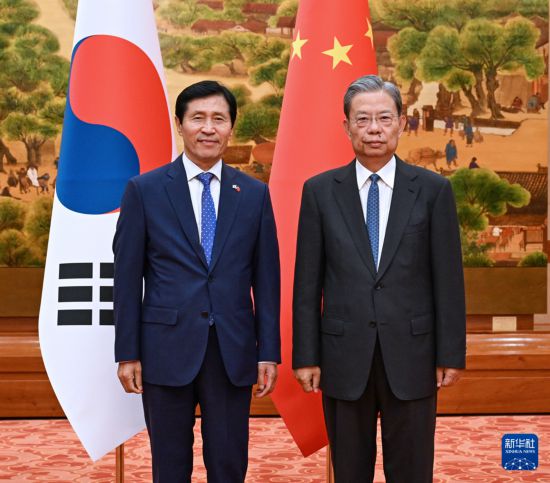 7月10日,全国人大常委会委员长赵乐际在北京会见韩国国会副议长李学永。新华社记者 饶爱民 摄