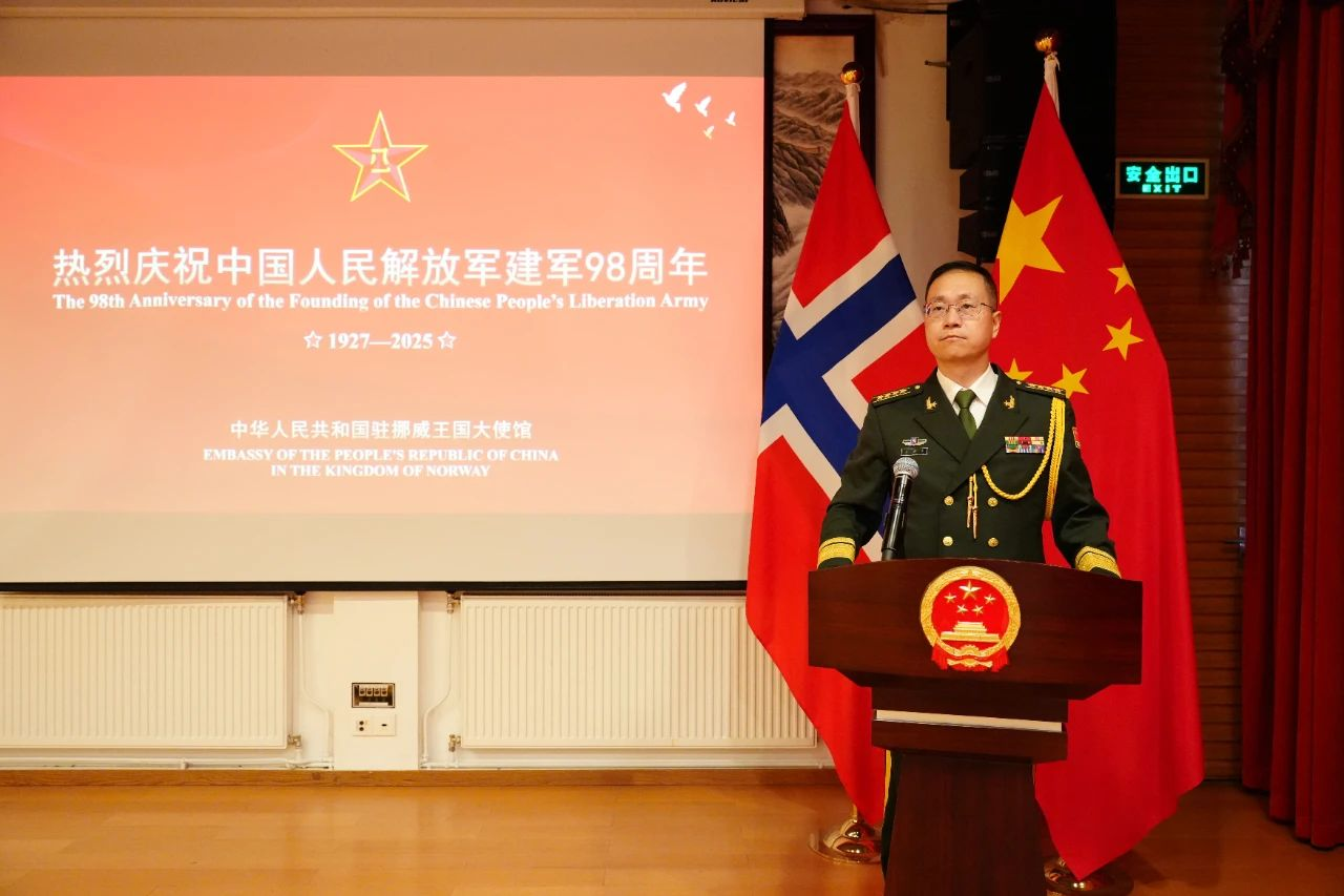 中国驻挪威大使馆国防武官李尚杰大校致辞。中国驻挪威大使馆供图