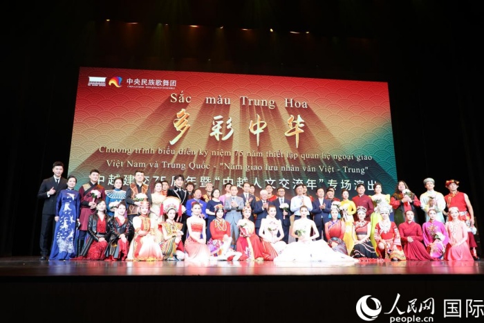 中国驻越南大使何炜和越共中央政治局委员、越南祖国阵线中央委员会主席杜文战等越南党和国家领导人,以及中国国家民委国际交流司等代表团成员合影留念。人民网记者 杨晔摄