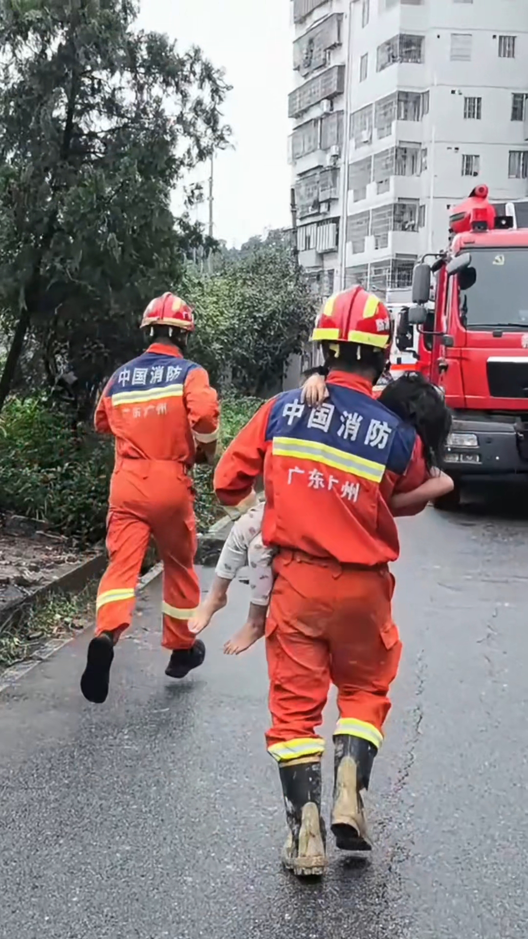 8月6日,广州山体滑坡救援现场,消防救出被困群众。广州市消防救援支队供图