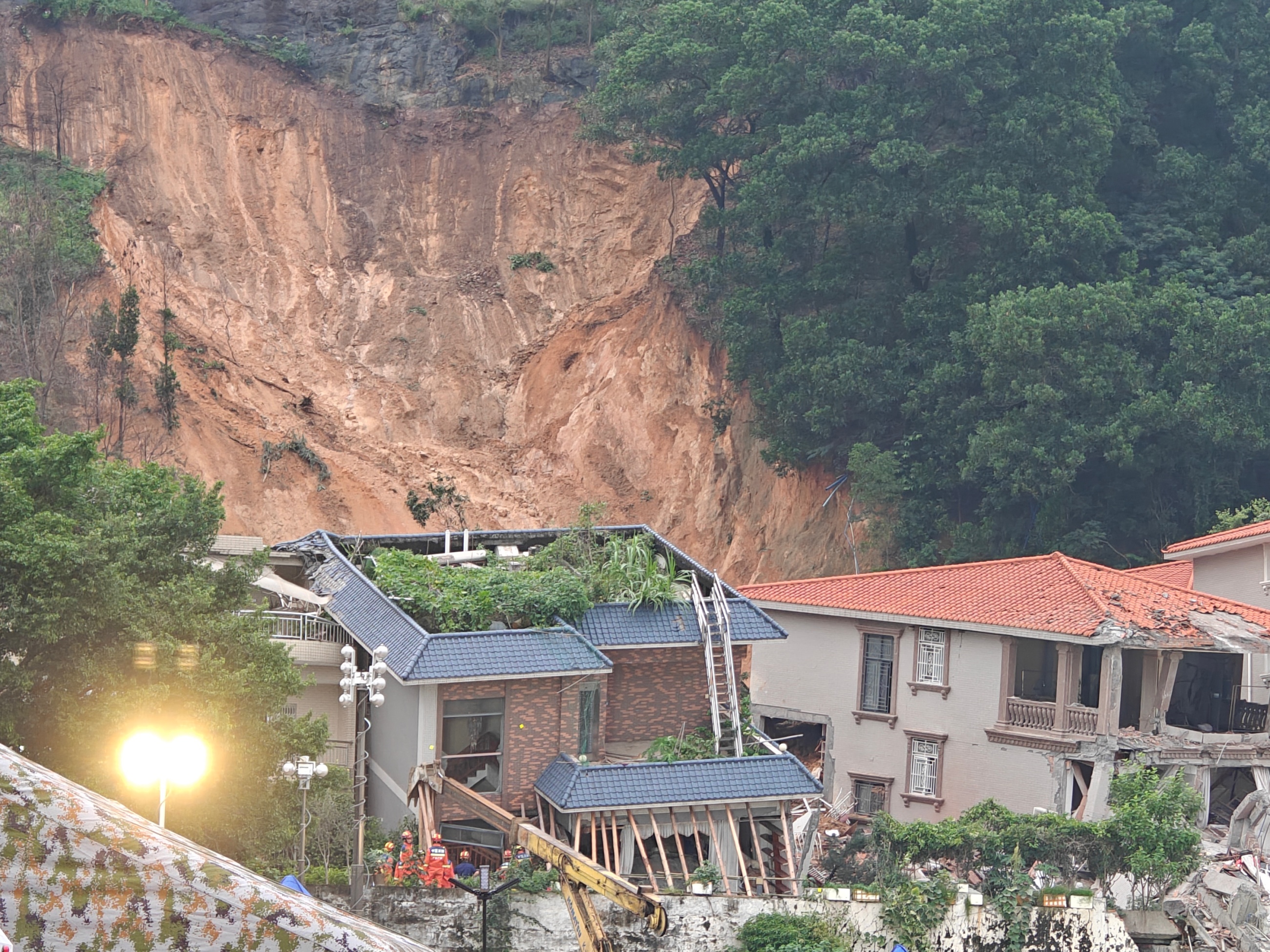 8月6日晚,广州山体滑坡救援现场。人民网 王雅蝶摄