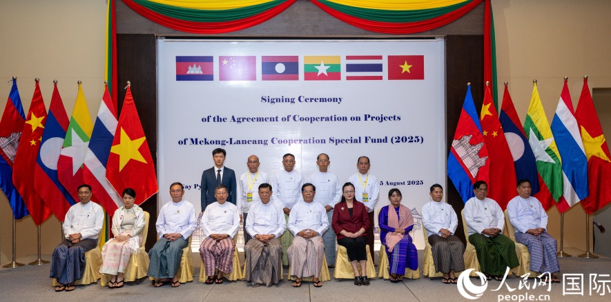 马珈大使、郑志宏公参与出席签约仪式的缅方代表合影。人民网记者谢佳君摄