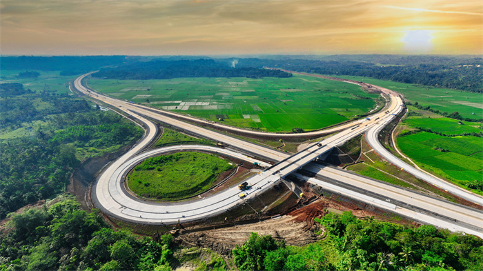 印尼万丹高速公路项目部分路段立交全景。中建路桥集团供图
