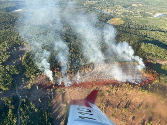 这是7月30日航拍的加拿大不列颠哥伦比亚省西北部一处野火现场。新华社发(加拿大不列颠哥伦比亚省野火管理局供图)