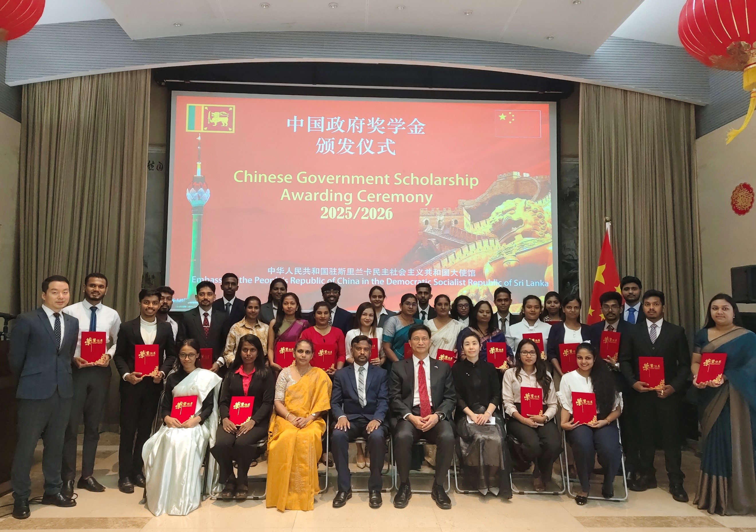 中国驻斯里兰卡大使戚振宏同中国政府奖学金获得者合影。主办方供图