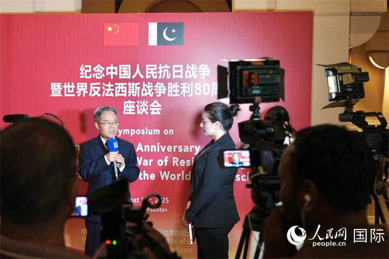 中国驻巴基斯坦大使姜再冬会后接受巴基斯坦媒体采访。瓦卡斯·阿赫迈德 摄