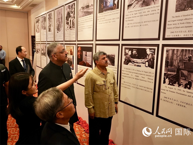 巴基斯坦各界人士参观抗日战争史实照片主题展。瓦卡斯·阿赫迈德 摄