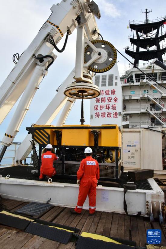 8月8日,在文莱摩拉港码头,"海洋石油295"船船员进行出海前的设备检查工作。新华社记者 李萌 摄