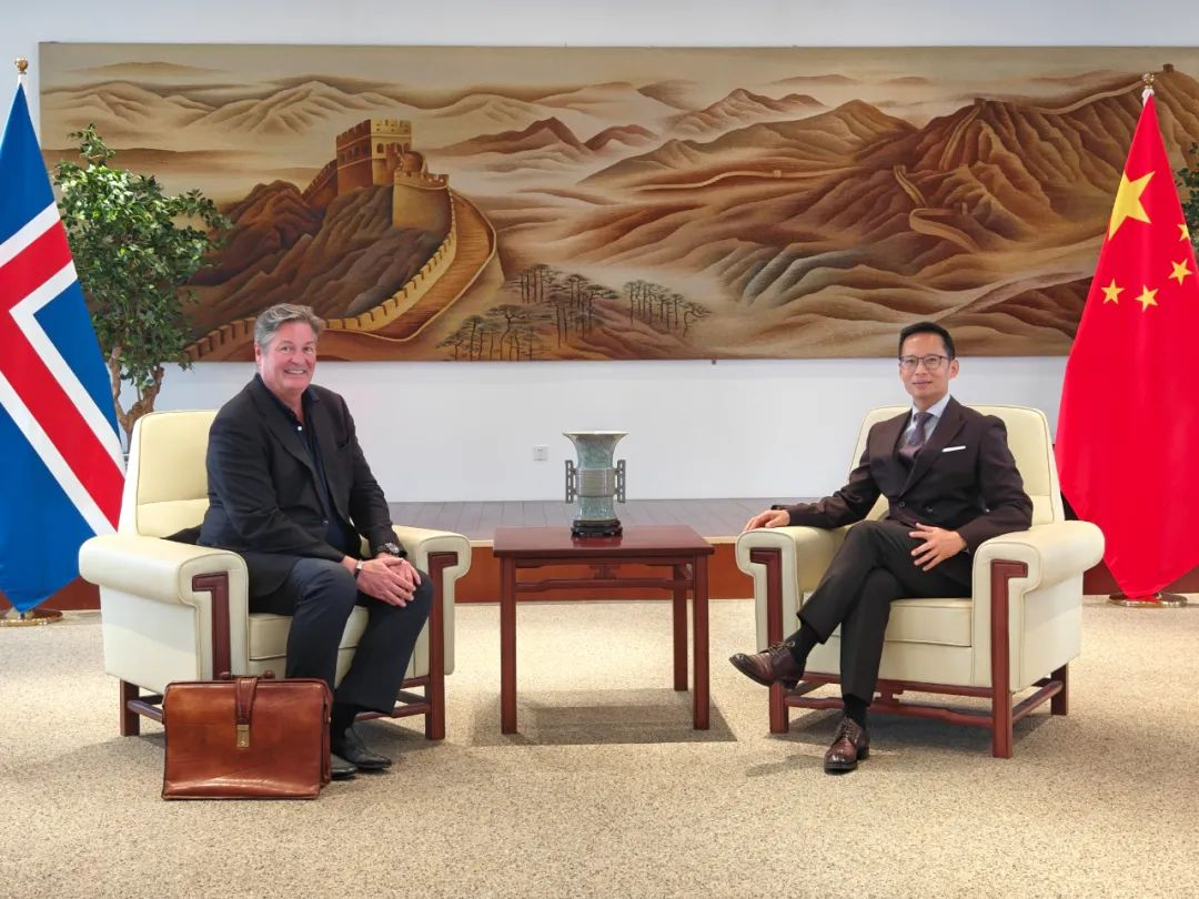 中国驻冰岛大使何儒龙会见冰岛极地绿源公司董事长哈德森。中国驻冰岛大使馆供图