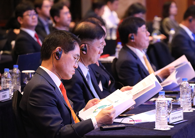 与会嘉宾阅读民调报告 人民日报记者万宇摄